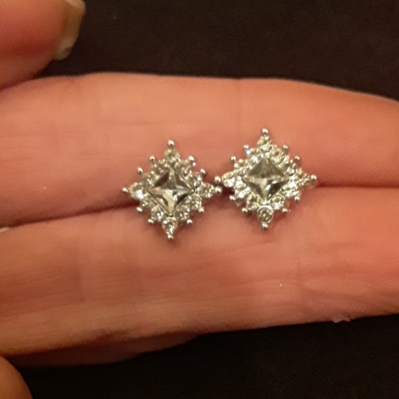 Square / Diamond Shaped Studs💎⚡ - Picture 3 of 8